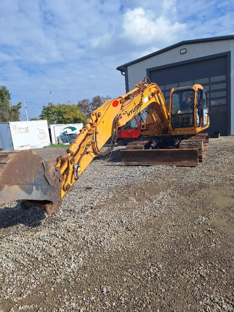 construction-equipment-tracked-excavator-Hyundai-130-1760789861708278647_orig_c347d7ac1708fd889d1b868e4e88a1a2-25101815164401687600