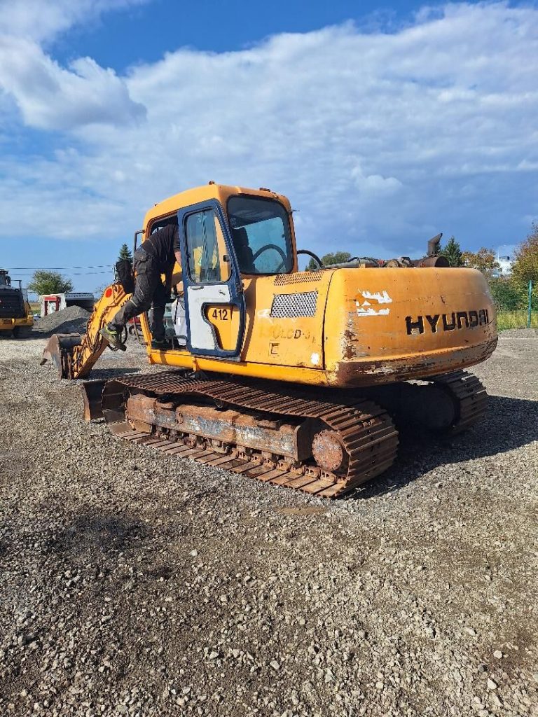 construction-equipment-tracked-excavator-Hyundai-130-1760789863574763847_orig_6169af4ffd0b500403aa51369775b544-25101815164401687600