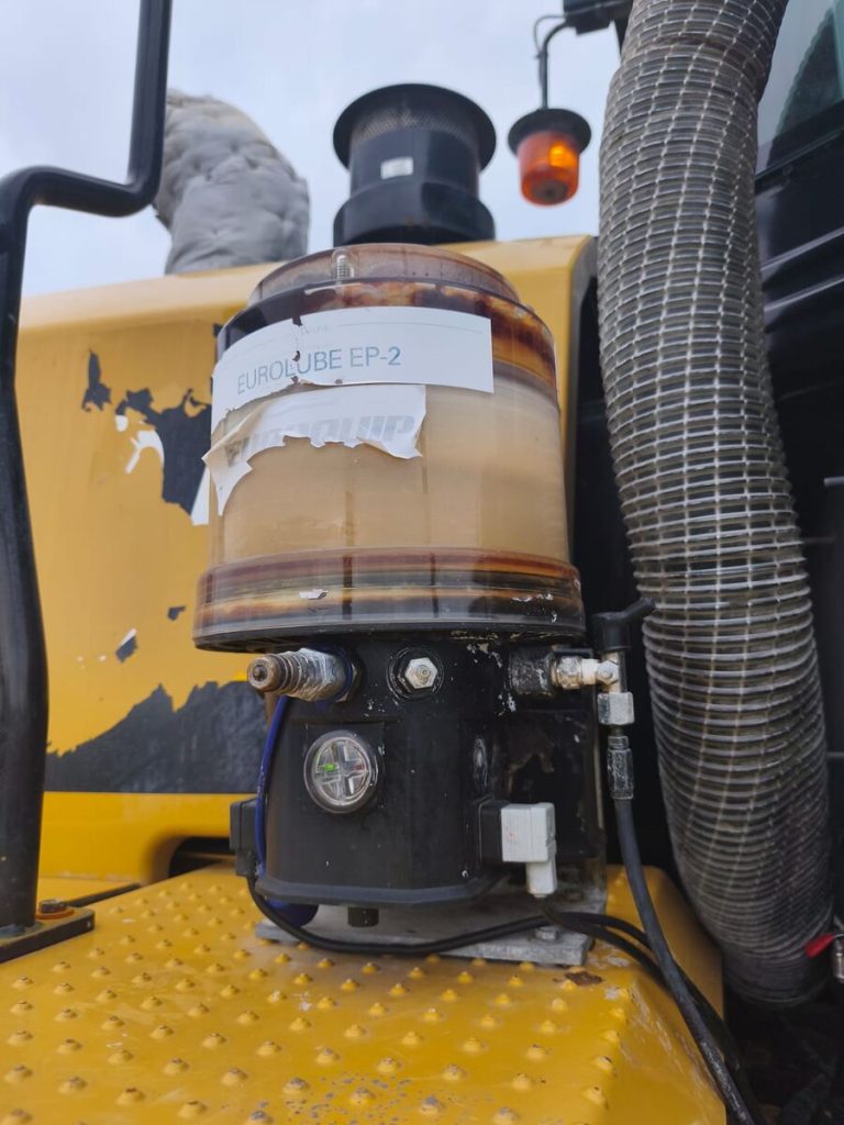 construction-equipment-wheel-loader-Caterpillar-950-M-1760362639124178168_orig_ad64d50ae87e7d789fbdc904a17130bb-25100805535431865300